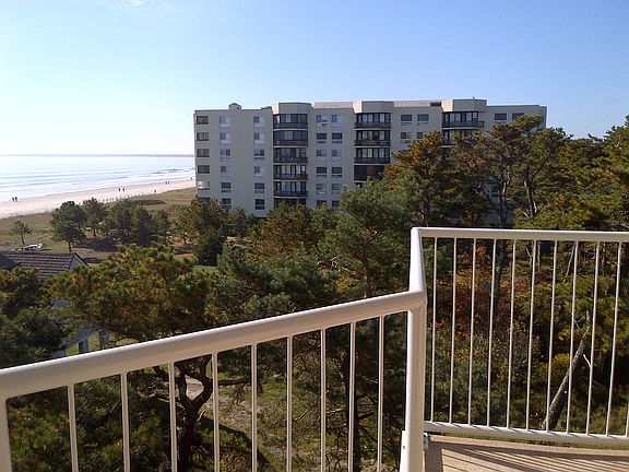 4th image of 219 E Grand Ave APT 5D