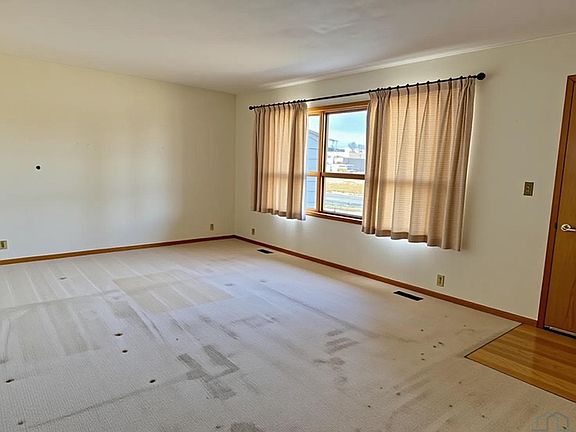 2nd image of 119 E Ridgeview Dr