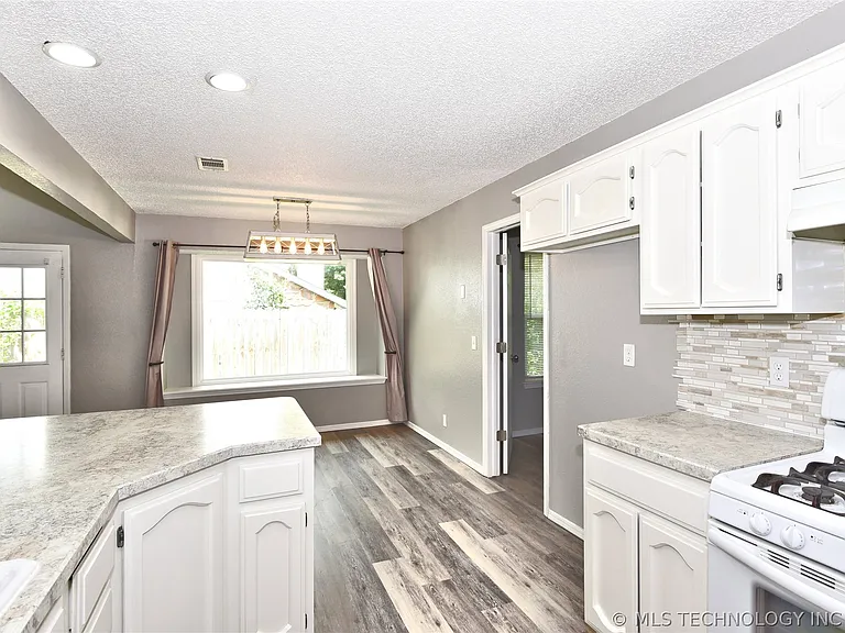 1339 E 138th Pl — Photo 11