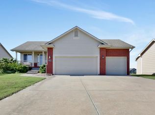611 E Country Lane Dr, Augusta, KS 67010