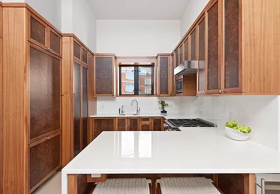 4th image of 135 W 70th St Ph D