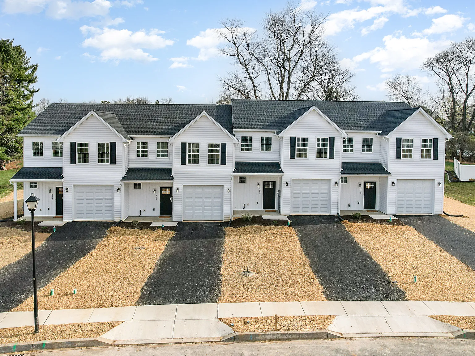 3 bed, 2.5 bath, 1584 sqft, $2,350 — Photo 2