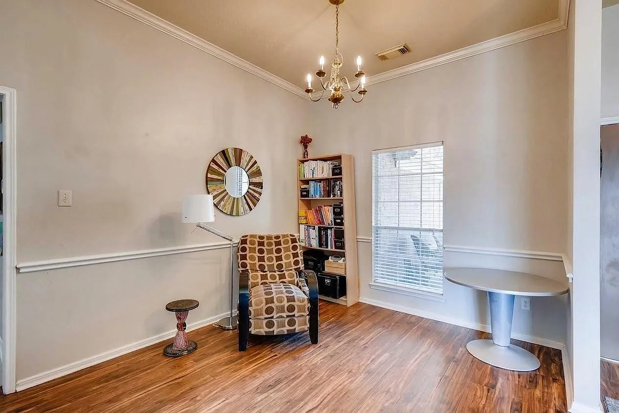 3 bed, 2.0 bath, 1911 sqft, $2,000 — Photo 3