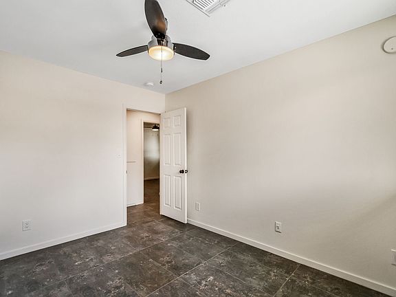 4th image of 110 E Manhatton Dr