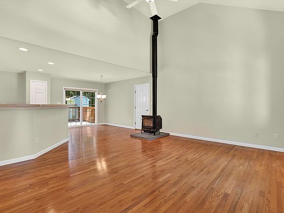 2nd image of 2347 Mayflower Dr