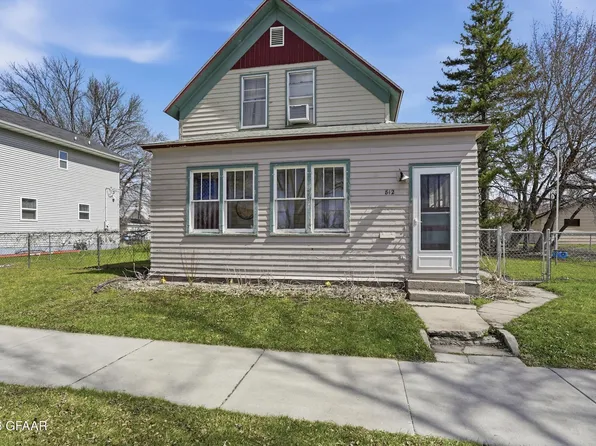 812 N 4th St, Grand Forks, ND 58203