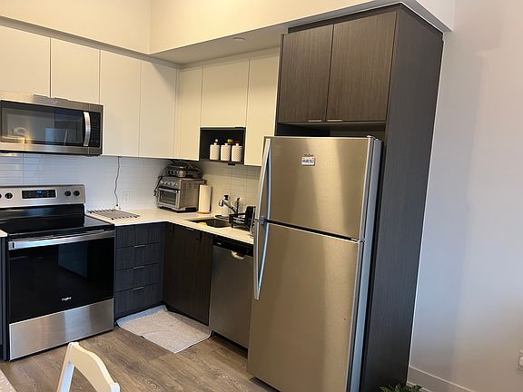 2nd image of 204 Burnhamthorpe Rd E