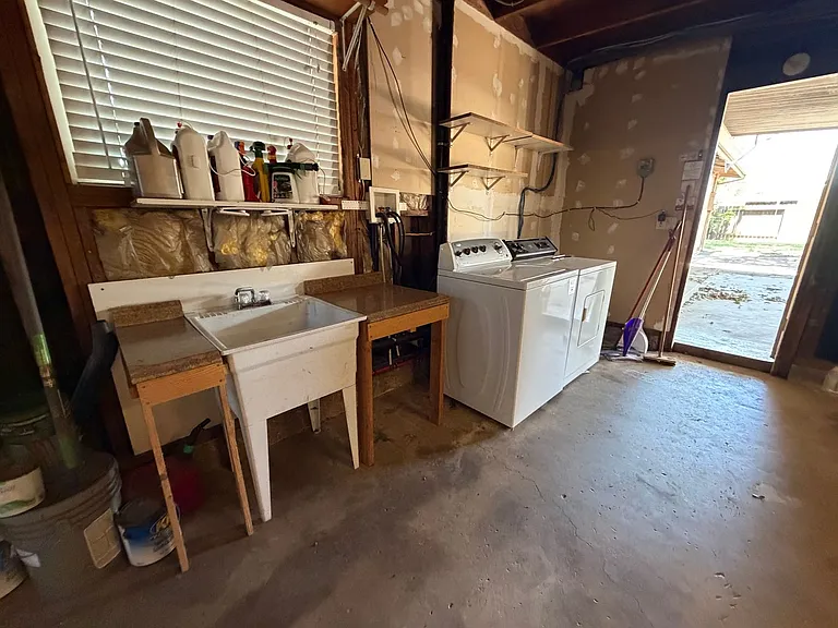8945 Fashion Dr — Photo 34