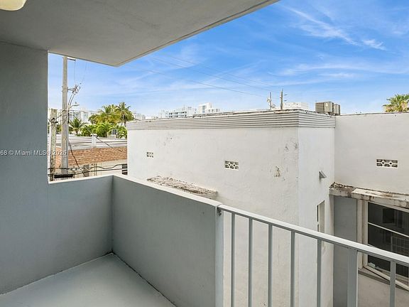 5th image of 910 Jefferson Ave APT 3A