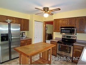 4th image of 10 Carol Lee Dr