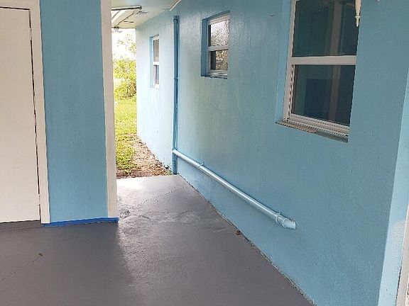 3rd image of 725 NE 15th Avenue