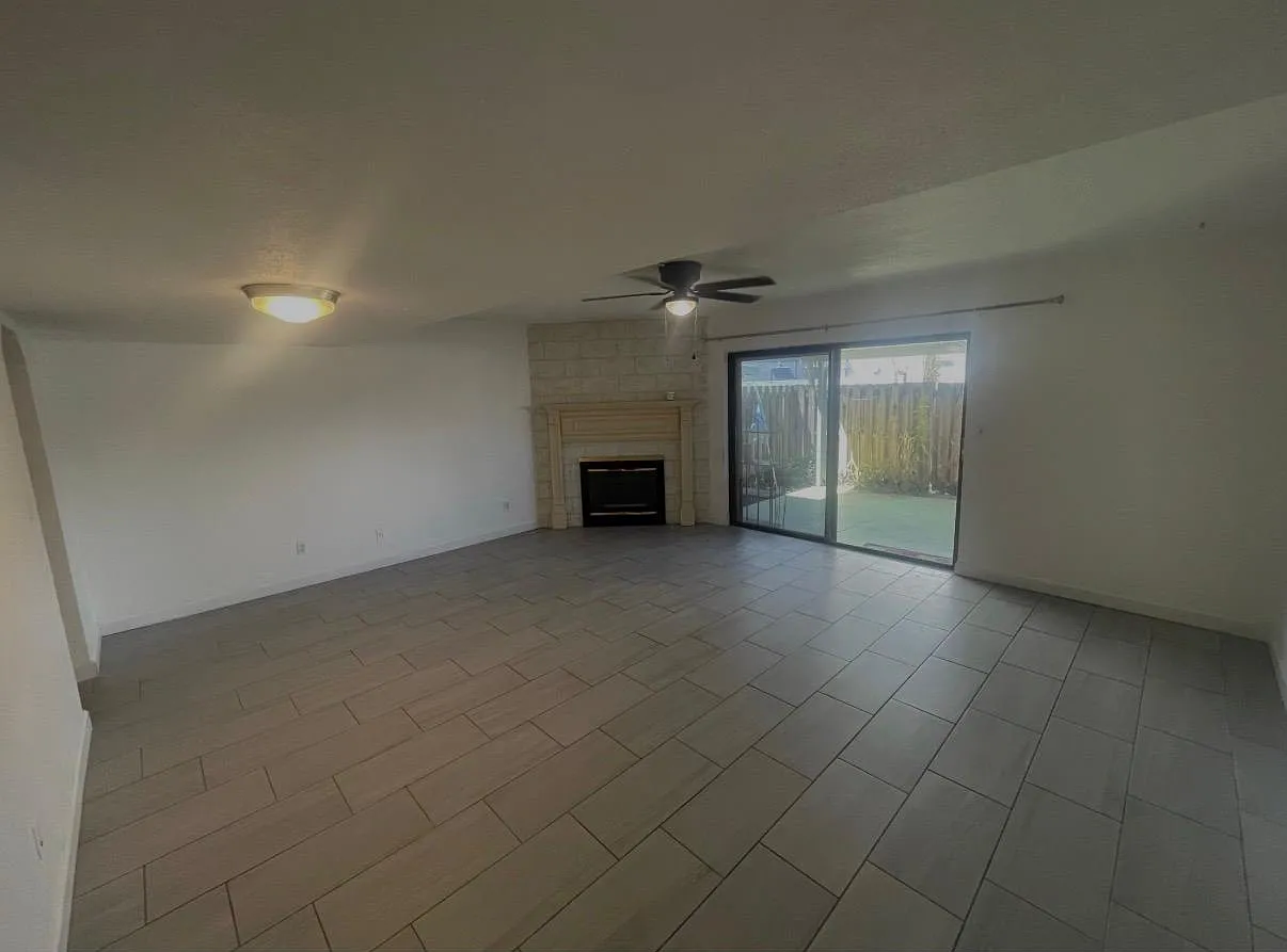2250 S Palmetto Ave — Photo 2