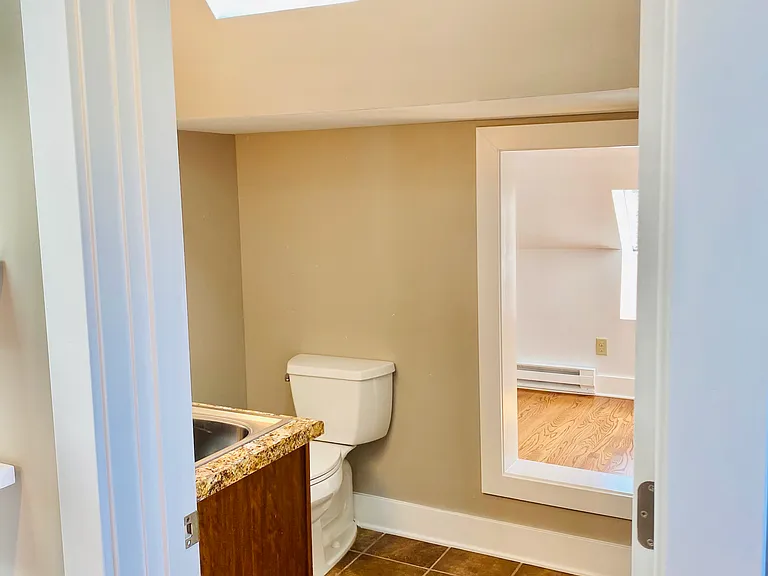 42 Isabel St W — Photo 49