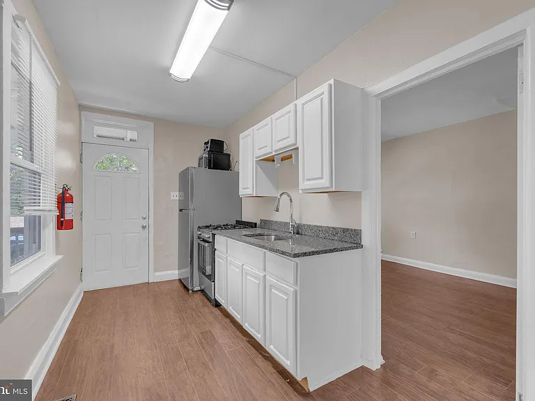 315 Burlington Ave — Photo 4