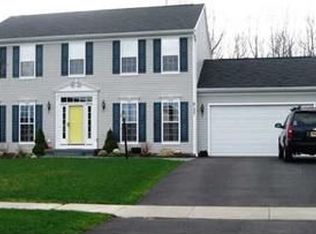 6137 Amber Dr, Farmington, NY 14425