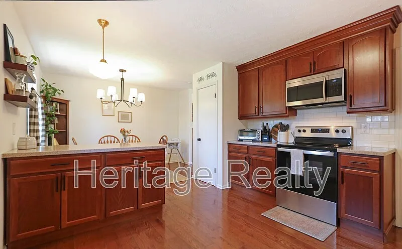 3 bed, 3.0 bath, 2302 sqft, $2,500 — Photo 2