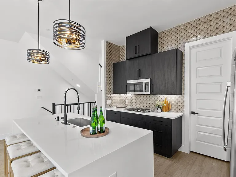 723 W 10th St #101 — Photo 7