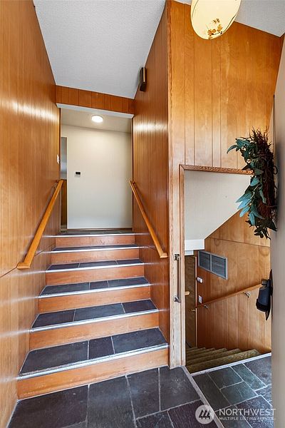 4th image of 4014 Robin Road W