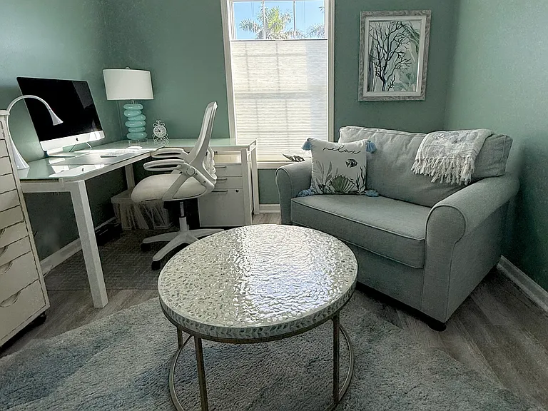 Guestroom / Office with Loveseat Twin Rollout