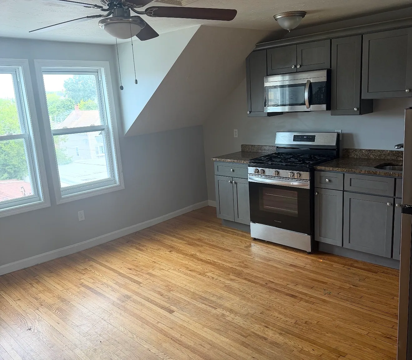 2 bed, 700 sqft, $1,800 — Photo 2
