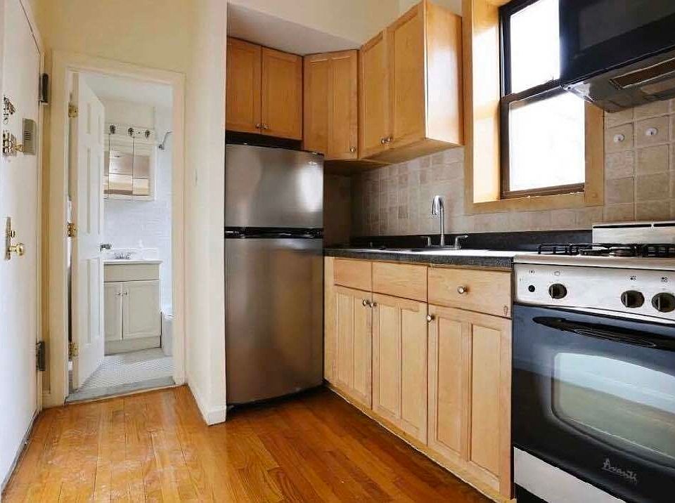 2nd image of 320 E 73rd St #2FR