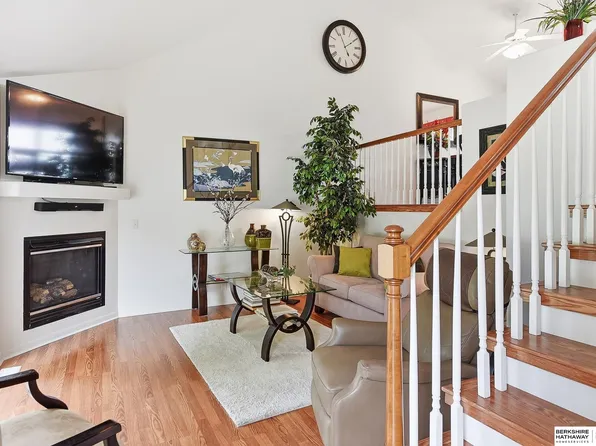 1002 Timberline Dr, Papillion, NE 68046