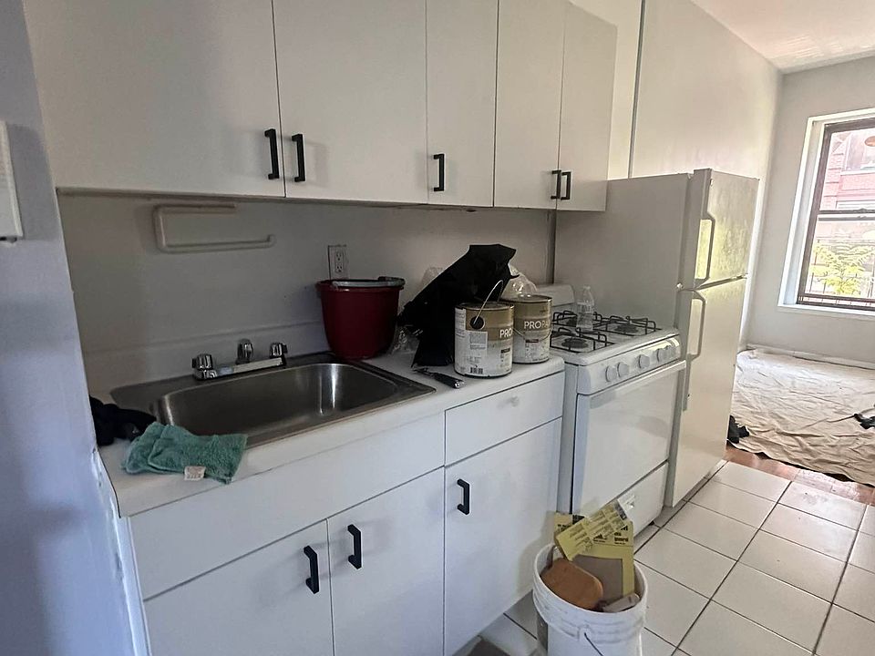 2nd image of 237 W 18th St APT 4RW
