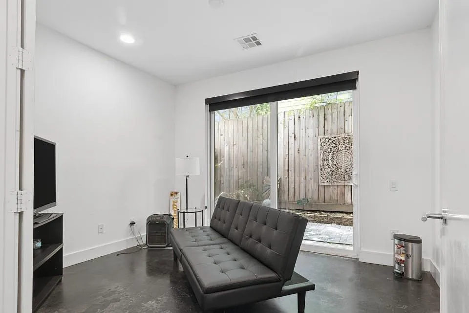 3 bed, 3.5 bath, 2050 sqft, $2,925 — Photo 3