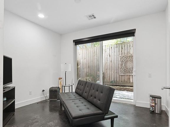 4th image of 2376 Commerce St