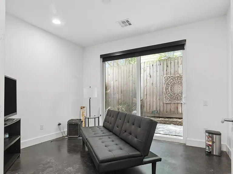 2376 Commerce St — Photo 3