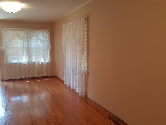 4th image of 518 Oaklawn St