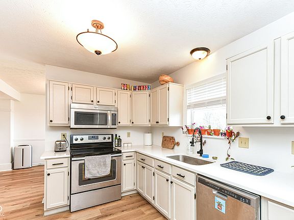 3rd image of 18510 Harvest Meadows Dr E