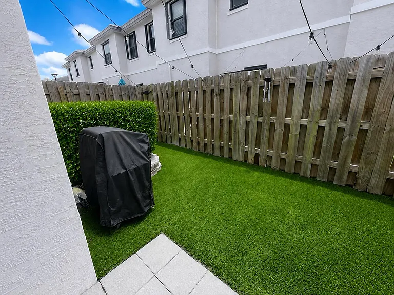 519 SW 19th Ter — Photo 40
