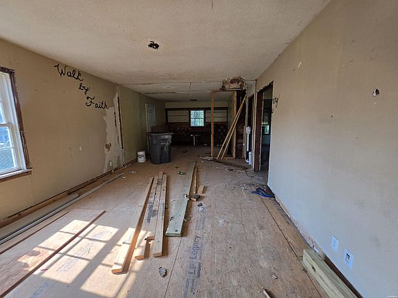 2nd image of 865 W Saint Louis St