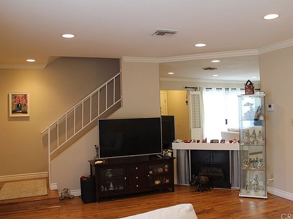 5th image of 18550 Hatteras St Unit 8