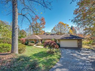 510 E Crooked Creek Ln, Hendersonville, NC 28739