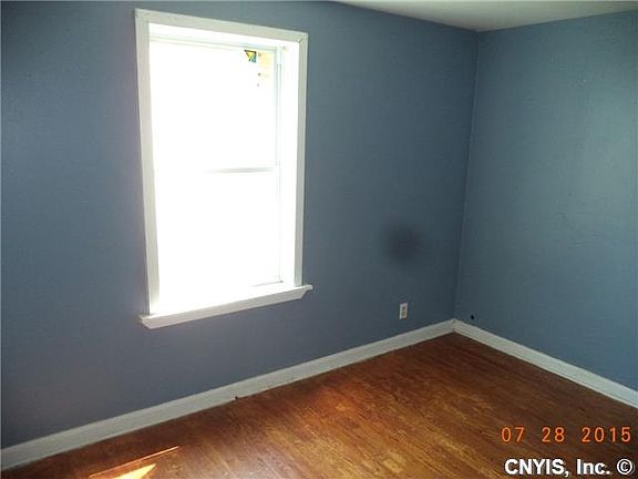 4th image of 104 Wilkie Pl