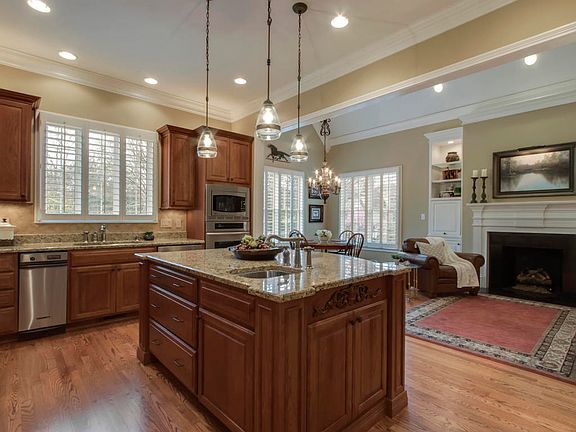 4th image of 523 Saint Charles Ln