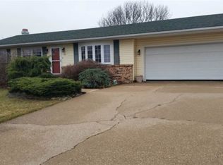 28 Sunny Hill Dr, Orion, IL 61273