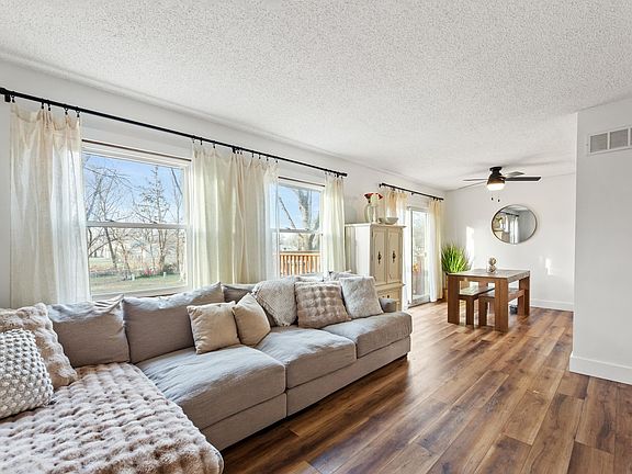 4th image of 6 N Breeze Ct
