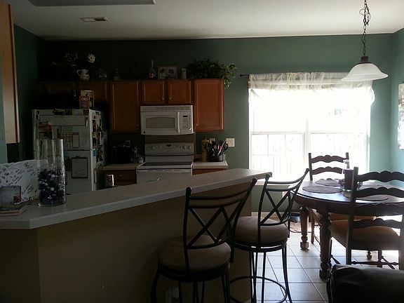 Kitchen w/bar & nook