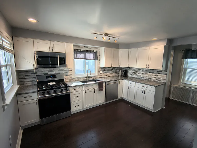 997 Edgemere Dr — Photo 4
