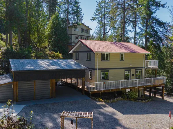 7498 Amber Rd, Sechelt, BC V7Z 0C6