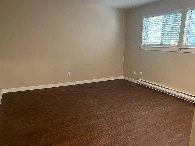Town Squire Apartments — Photo 12