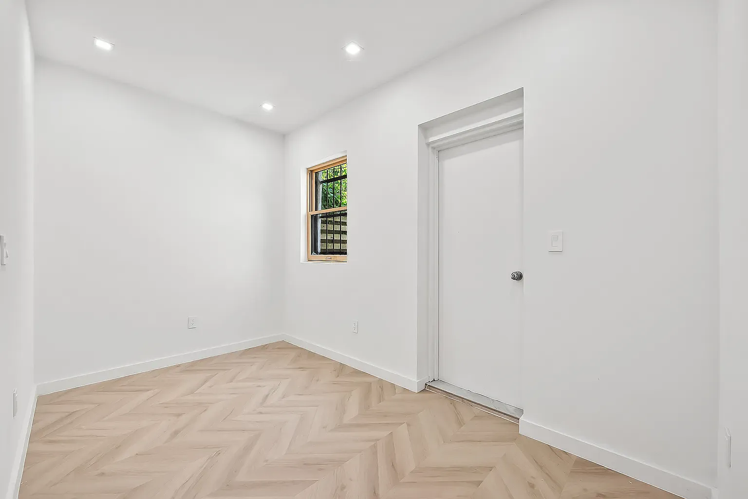 105 Gates Avenue — Photo 4