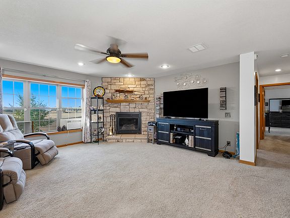 5th image of 483 Stevens St