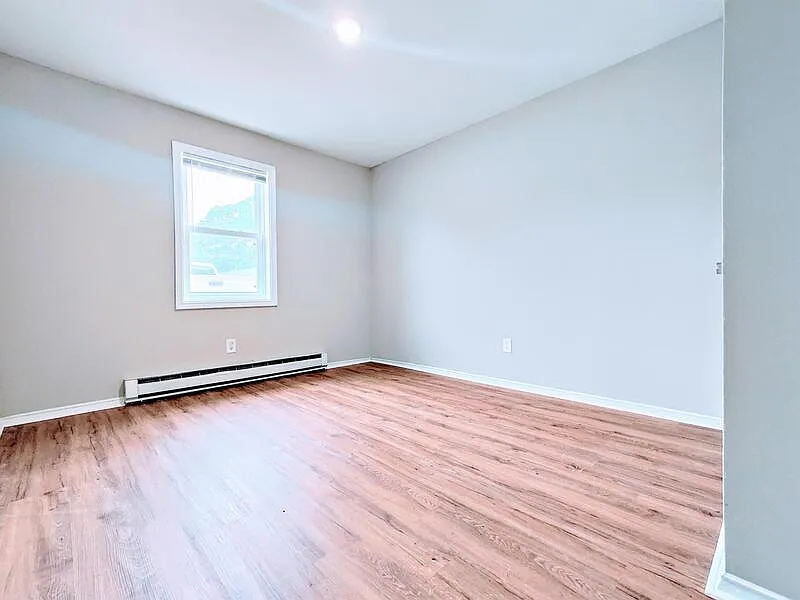 2 bed, 1.0 bath, $800 — Photo 4
