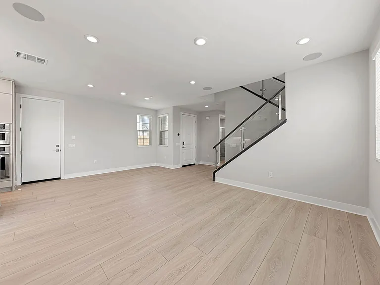 585 Patten Ave — Photo 4
