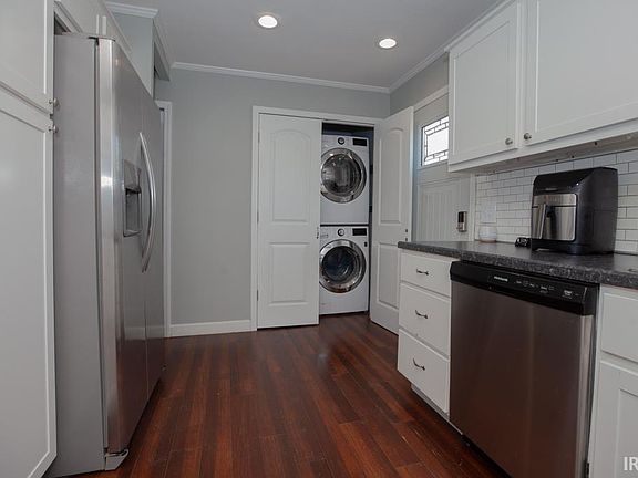 3rd image of 2525 E Missouri St