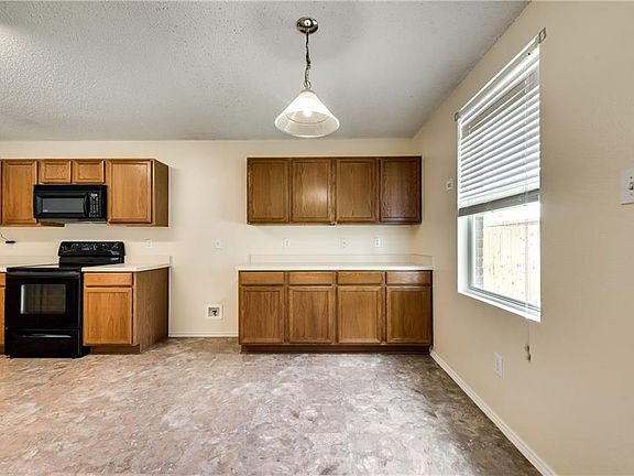 4th image of 2628 Rockport Ln